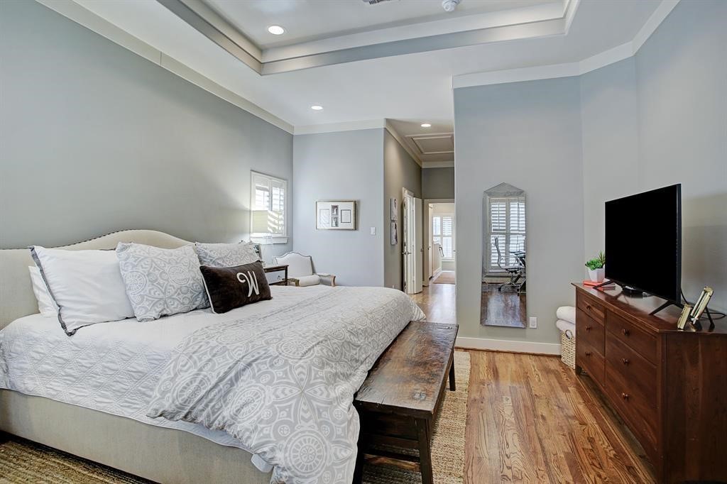 246 Detering Street Houston, TX 77007 - Photo 17 of 27 a bedroom with a bed and a flat screen tv