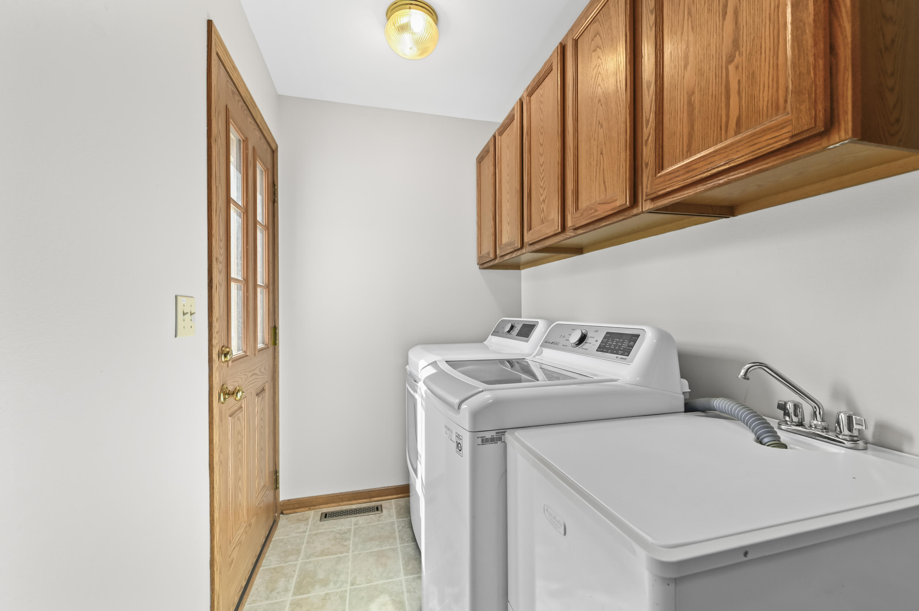 1430 Sunnyridge Road Pewaukee, WI 53072 - Photo 14 of 37 1st Fl laundry