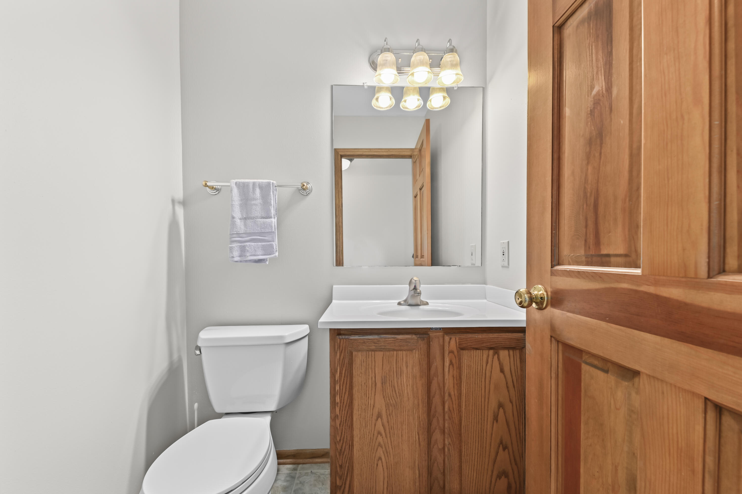 1430 Sunnyridge Road Pewaukee, WI 53072 - Photo 15 of 37 Powder room
