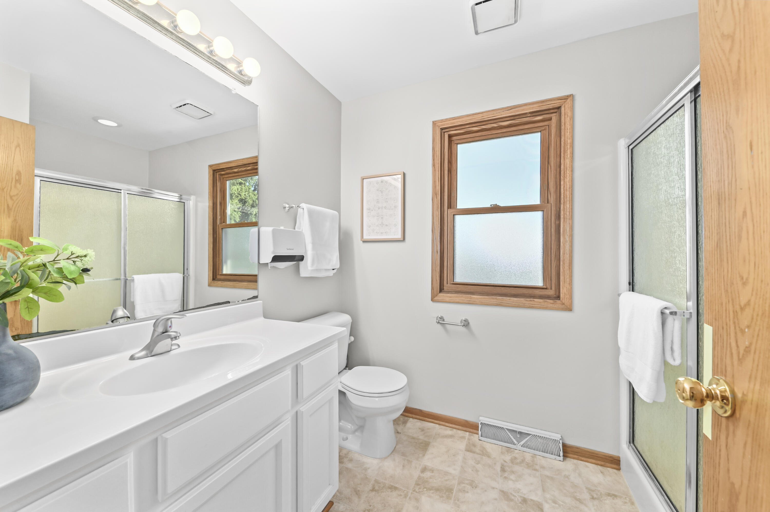 1430 Sunnyridge Road Pewaukee, WI 53072 - Photo 19 of 37 Primary bath