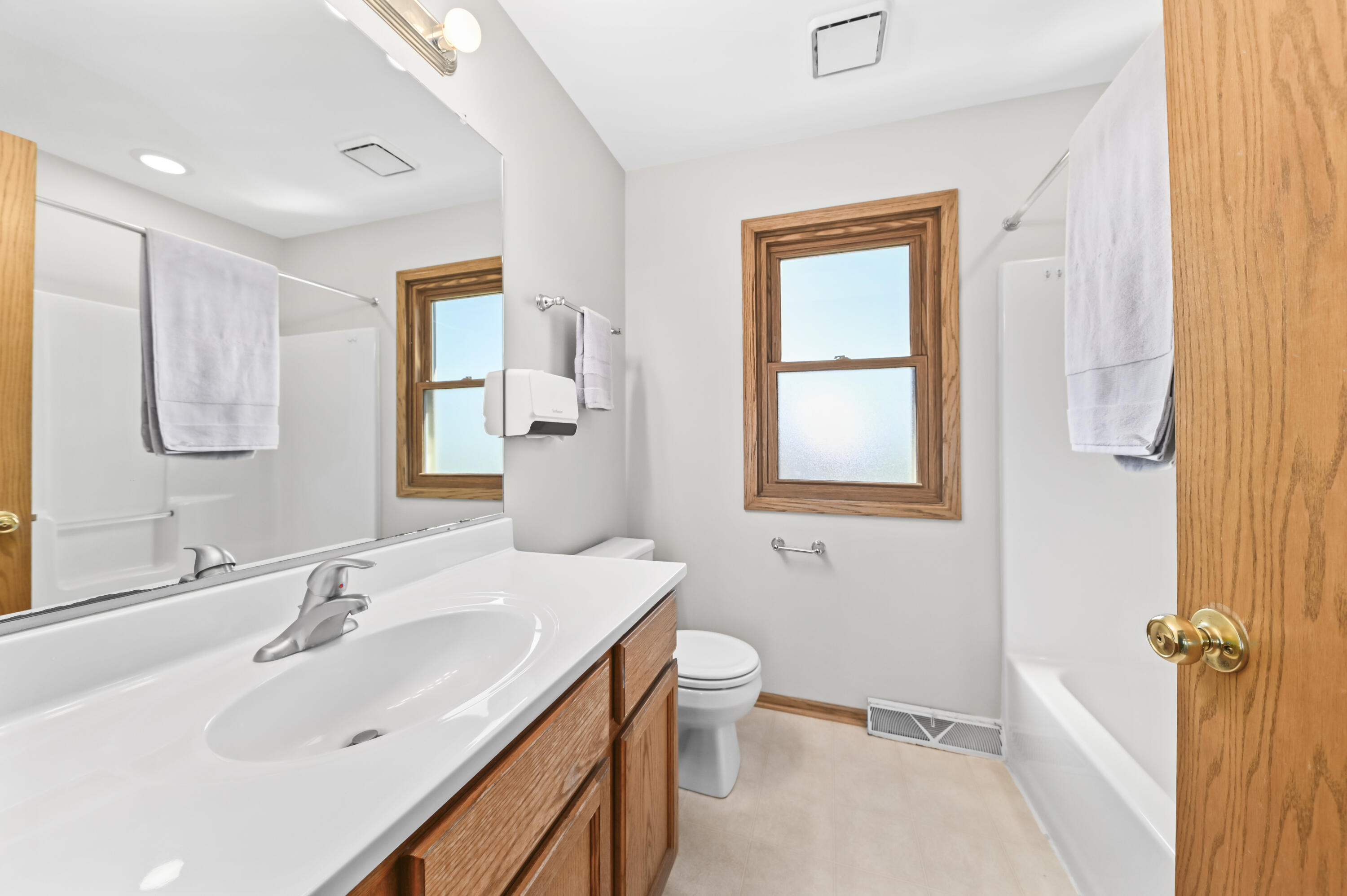 1430 Sunnyridge Road Pewaukee, WI 53072 - Photo 20 of 37 Upper Bath