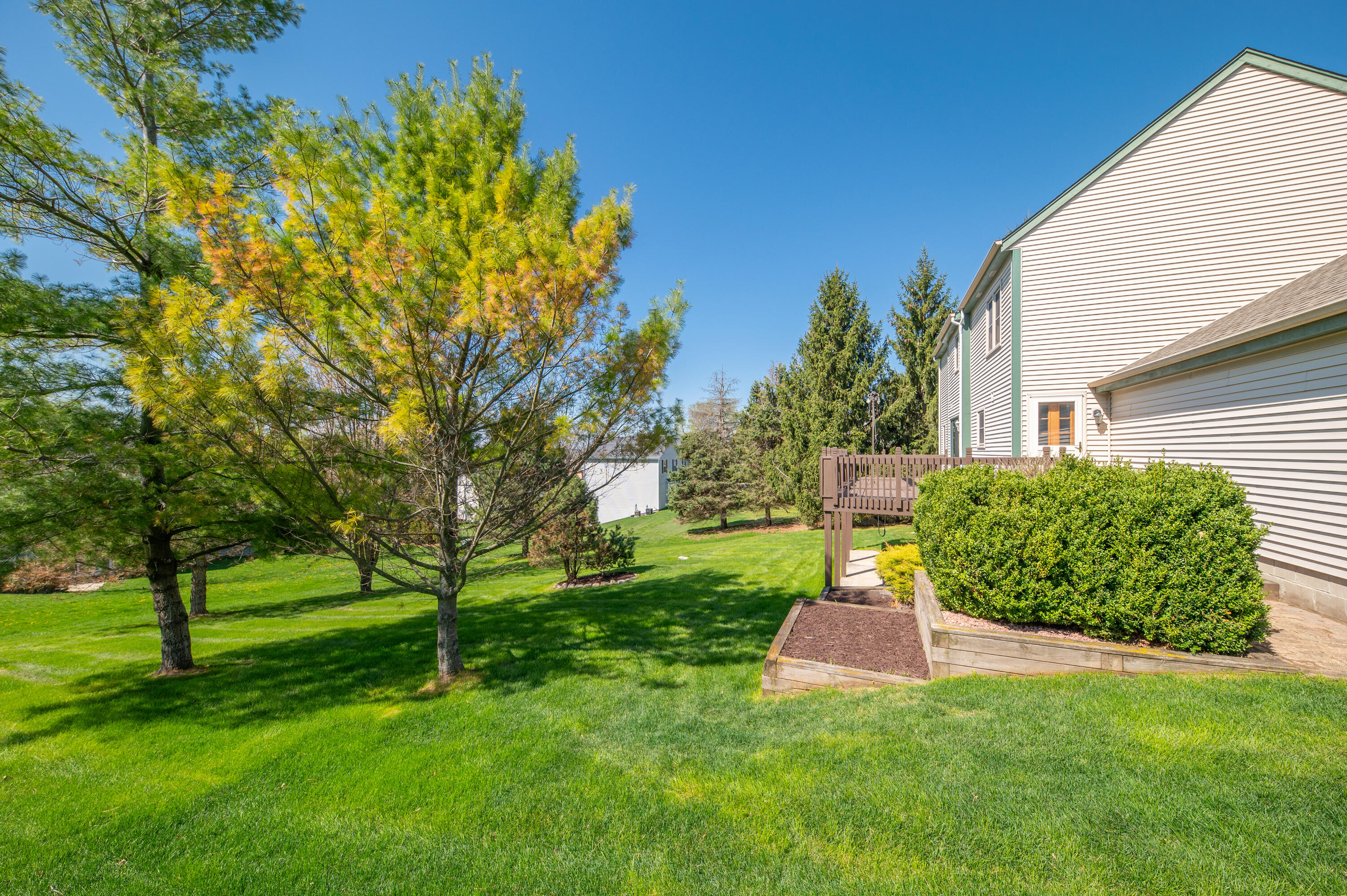 1430 Sunnyridge Road Pewaukee, WI 53072 - Photo 27 of 37 Side rear