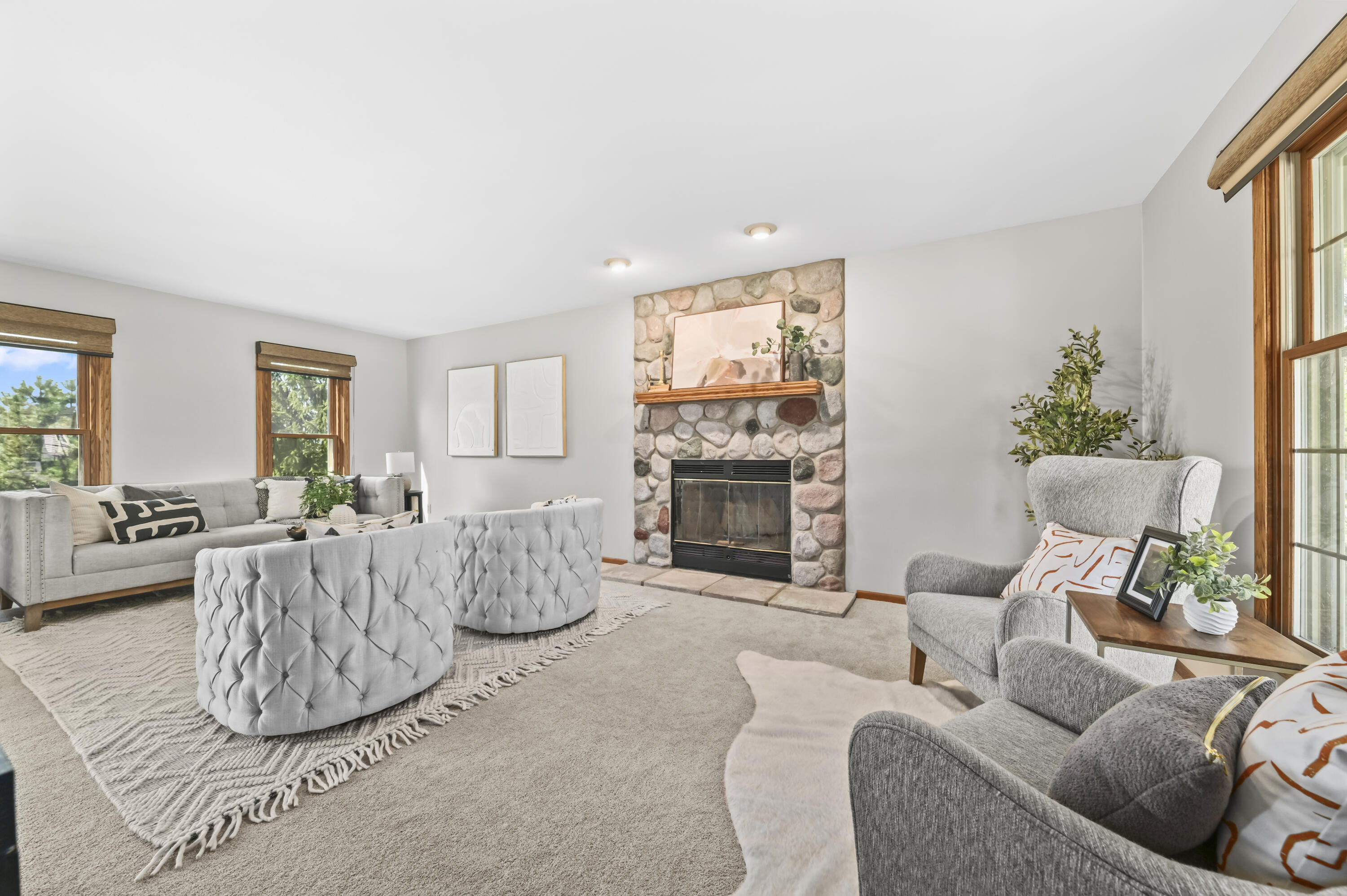 1430 Sunnyridge Road Pewaukee, WI 53072 - Photo 3 of 37 Living room