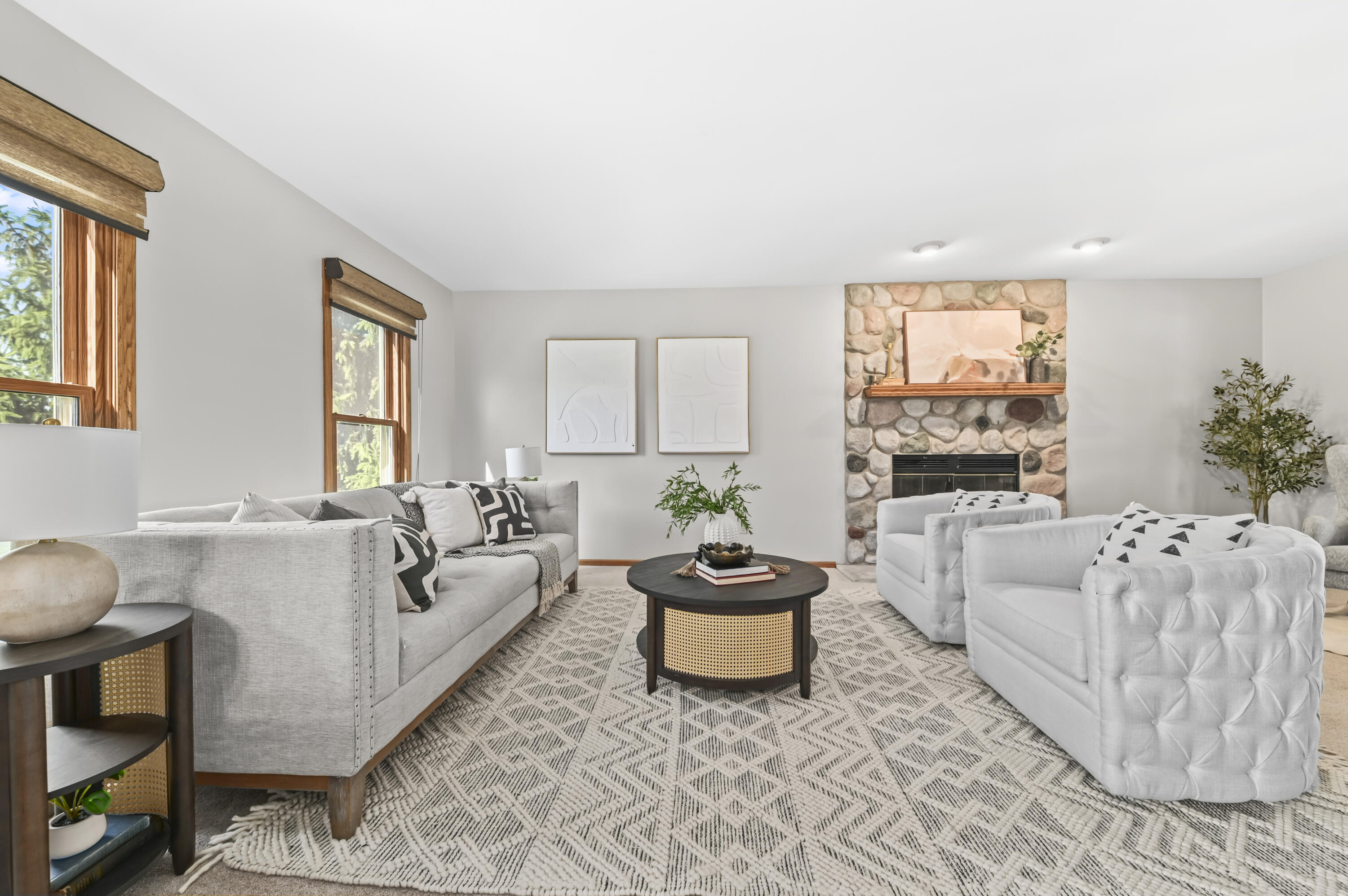 1430 Sunnyridge Road Pewaukee, WI 53072 - Photo 4 of 37 Living room