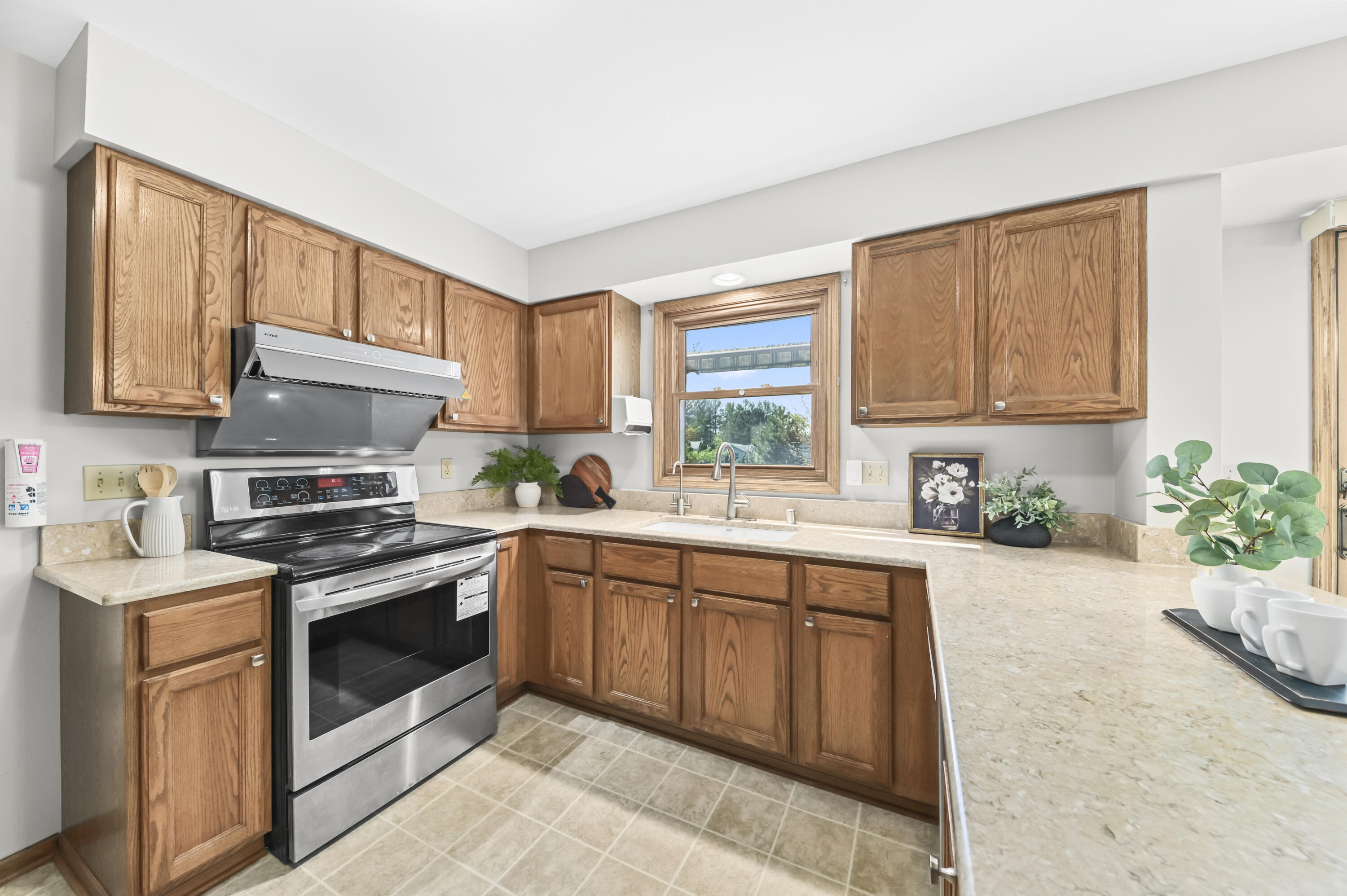 1430 Sunnyridge Road Pewaukee, WI 53072 - Photo 9 of 37 Kitchen