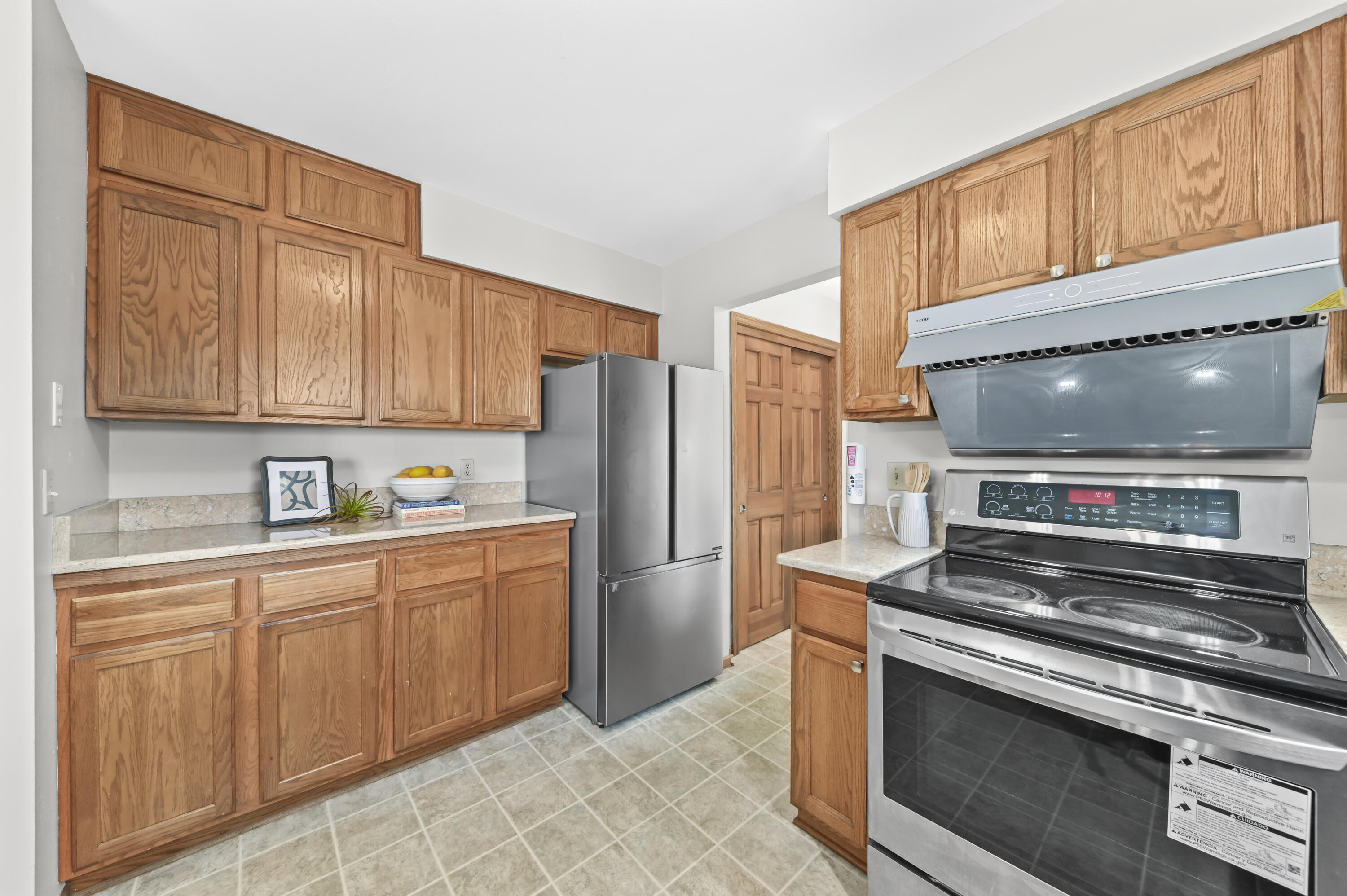 1430 Sunnyridge Road Pewaukee, WI 53072 - Photo 10 of 37 Kitchen