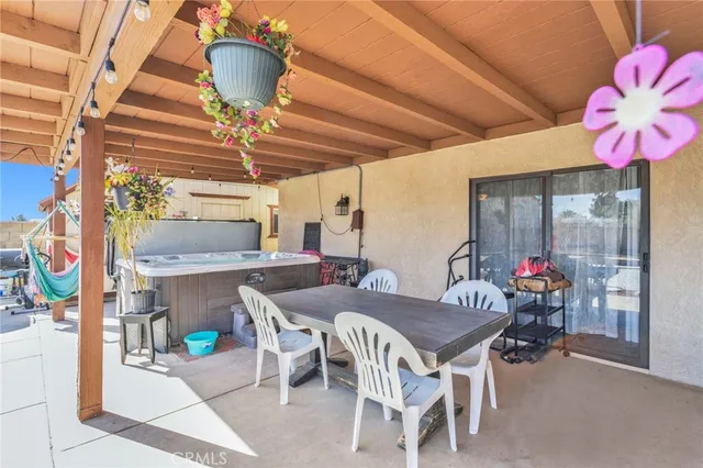 a view of a backyard