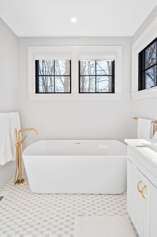 16 Liberty Road Marblehead, MA 01945 - Photo 17 of 29 a bathroom with a bathtub