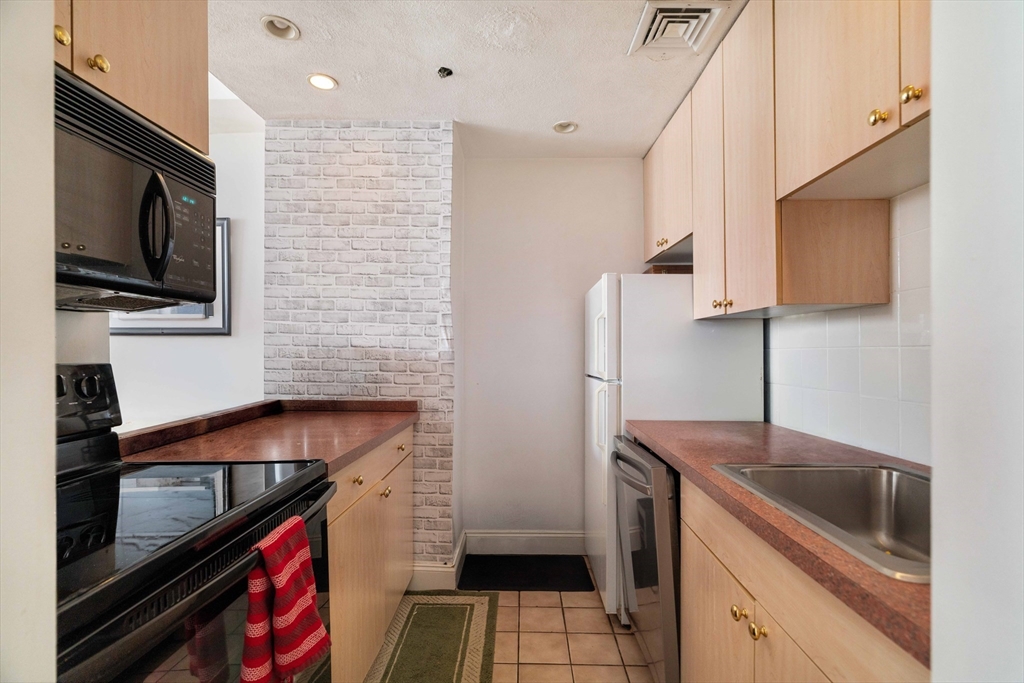 188 North Street, Unit 42 Boston, MA 02113 - Photo 1 of 19 a kitchen that has a sink and a stove