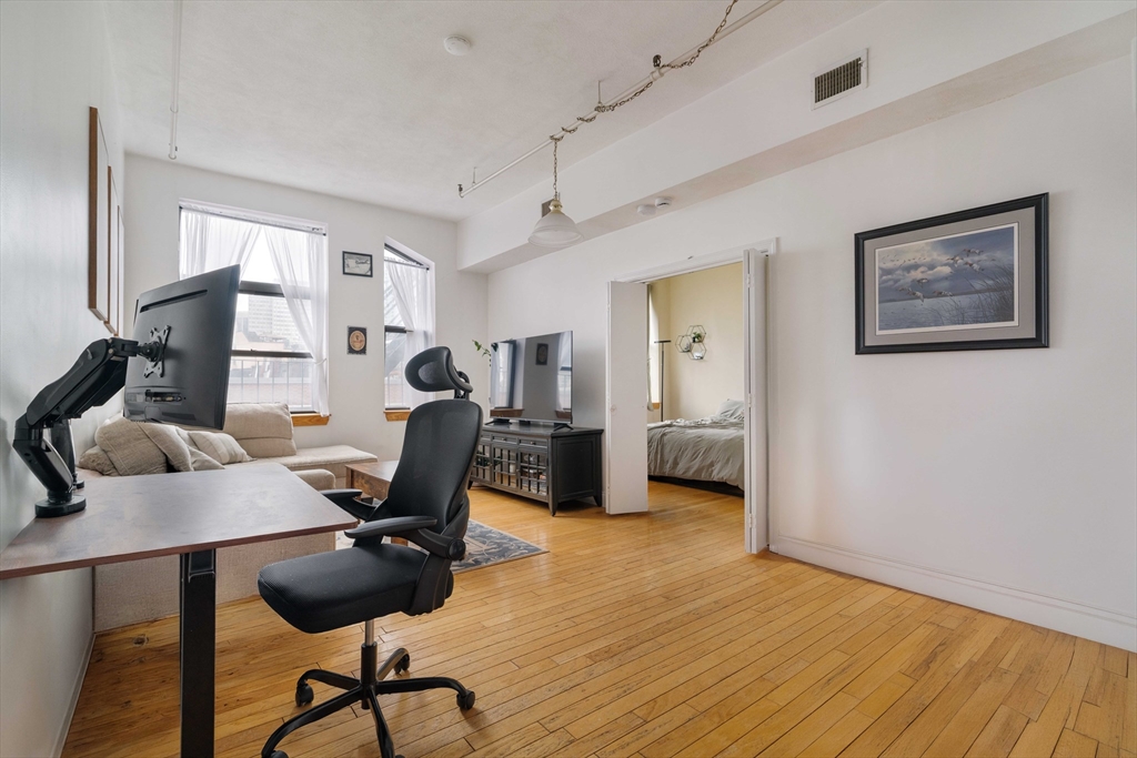 188 North Street, Unit 42 Boston, MA 02113 - Photo 4 of 19 a workspace with furniture and a window