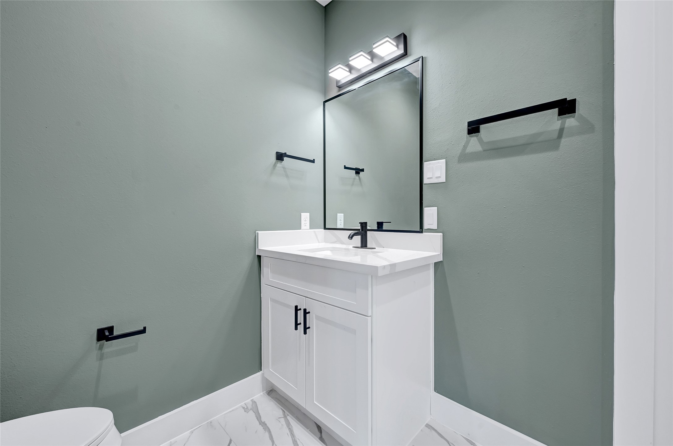 3834 Mt Pleasant Street Houston, TX 77021 - Photo 41 of 50 a bathroom with a sink a toilet and mirror