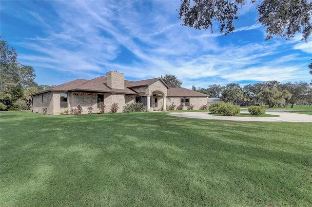 a view of a livingroom with furniture