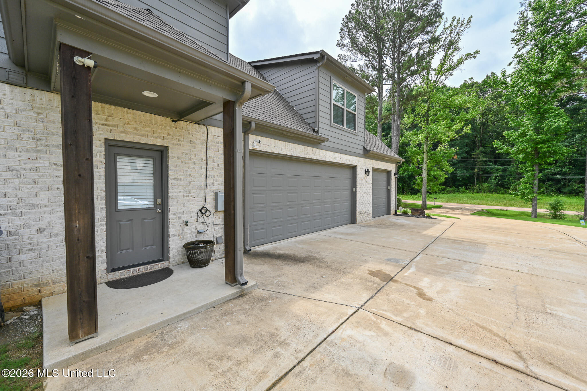 11250 Miller Road Olive Branch, MS 38654 - Photo 42 of 55 Friends entry next to 3 car garage