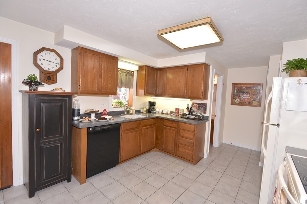 85 Harvest Road, Unit 85 Uxbridge, MA 01569 - Photo 4 of 26 Gallery Image 4