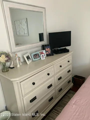 a view of a livingroom with furniture