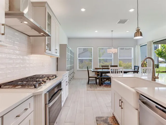 a view of house with backyard and porch