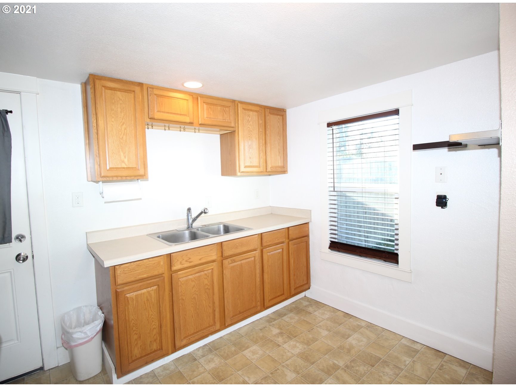 2725 C Street Springfield, OR 97477 - Photo 7 of 21