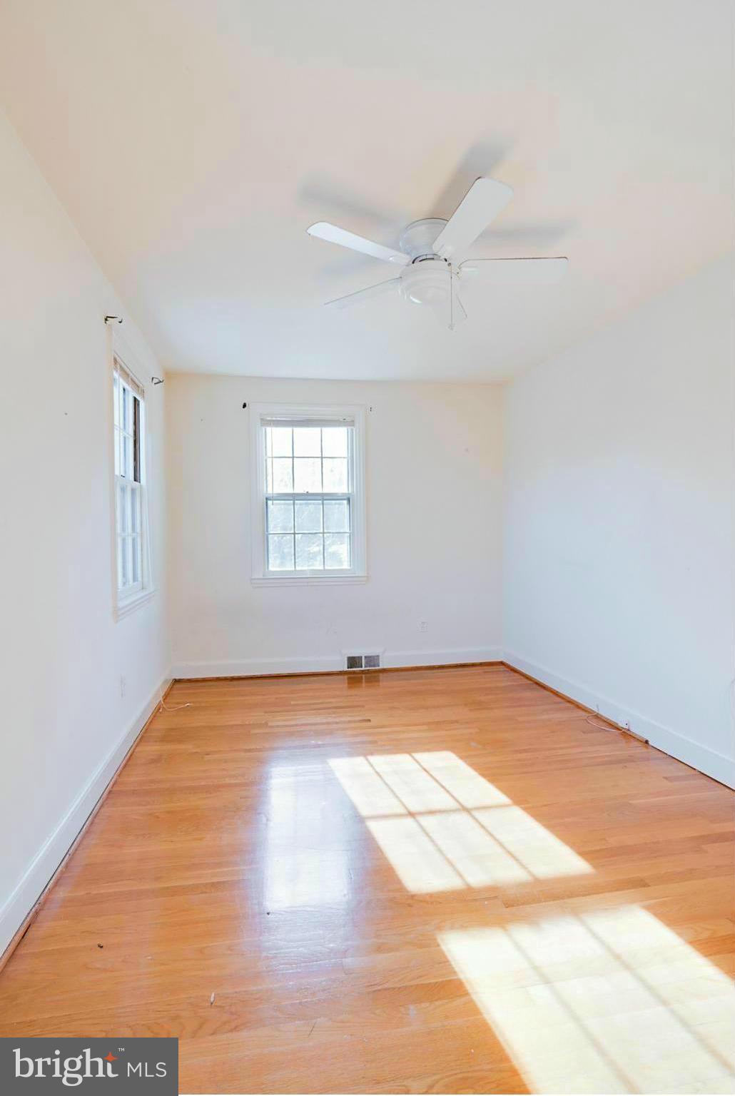 1 Dunmore Road Catonsville, MD 21228 - Photo 11 of 29 Upstairs living Room
