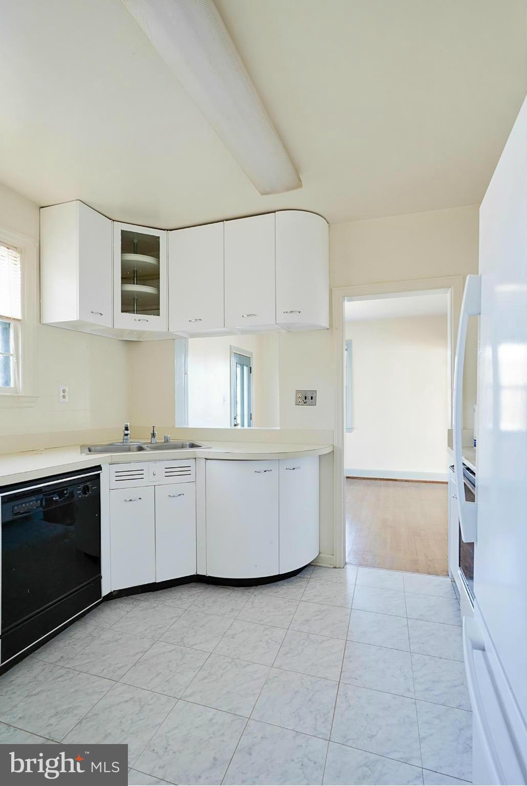 1 Dunmore Road Catonsville, MD 21228 - Photo 7 of 29 Main level kitchen