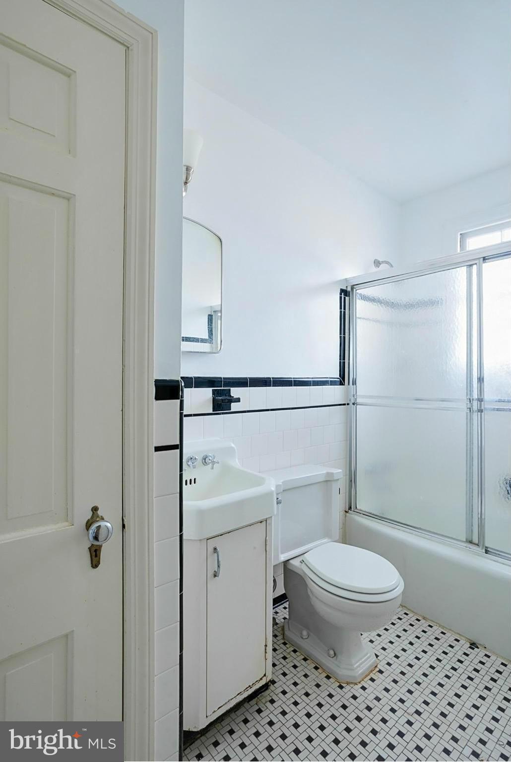 1 Dunmore Road Catonsville, MD 21228 - Photo 8 of 29 Main level full bath
