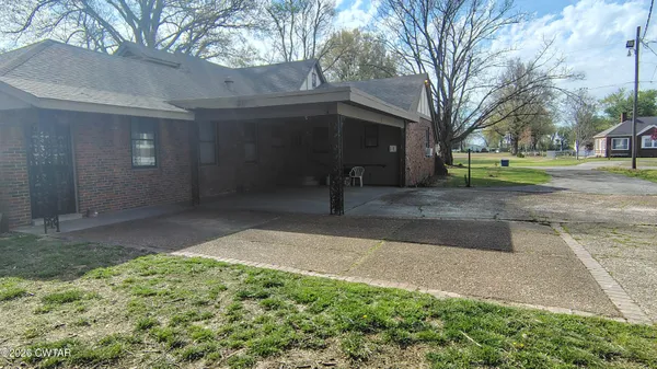 a view of a yard with a house