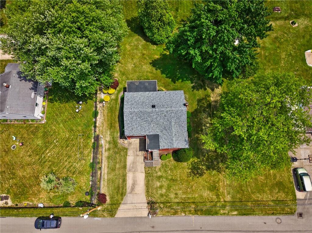 186 William Street McKees Rocks, PA 15136 - Photo 43 of 45 an aerial view of a house with a yard