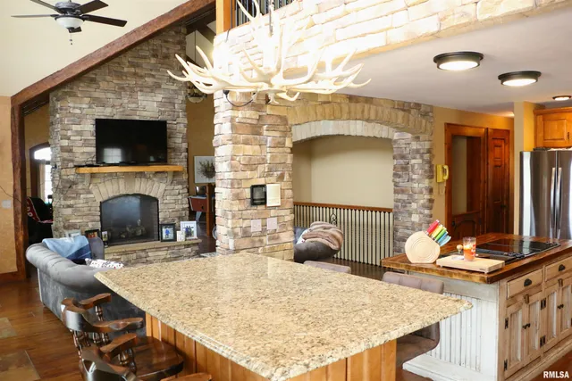 $825,000 | 2064 East 2200th Street, Camp Point, IL 62320