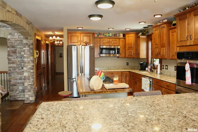 $825,000 | 2064 East 2200th Street, Camp Point, IL 62320