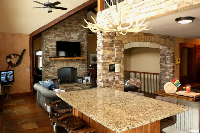 $825,000 | 2064 East 2200th Street, Camp Point, IL 62320