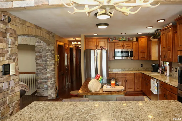 $825,000 | 2064 East 2200th Street, Camp Point, IL 62320