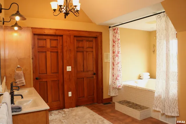 $825,000 | 2064 East 2200th Street, Camp Point, IL 62320