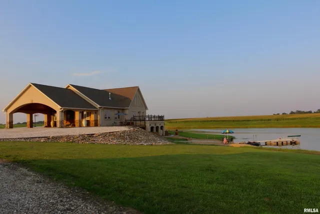 $825,000 | 2064 East 2200th Street, Camp Point, IL 62320