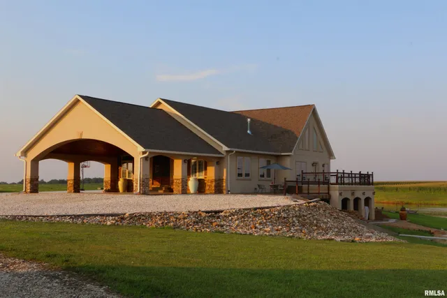 $825,000 | 2064 East 2200th Street, Camp Point, IL 62320