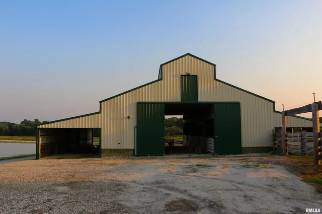 $825,000 | 2064 East 2200th Street, Camp Point, IL 62320