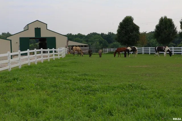 $825,000 | 2064 East 2200th Street, Camp Point, IL 62320