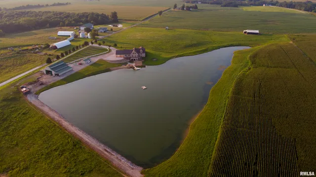 $825,000 | 2064 East 2200th Street, Camp Point, IL 62320