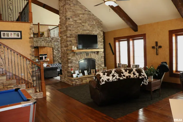 $825,000 | 2064 East 2200th Street, Camp Point, IL 62320