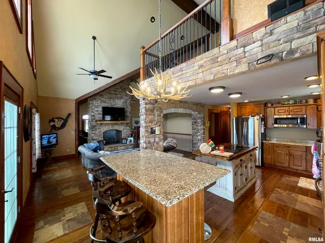 $825,000 | 2064 East 2200th Street, Camp Point, IL 62320