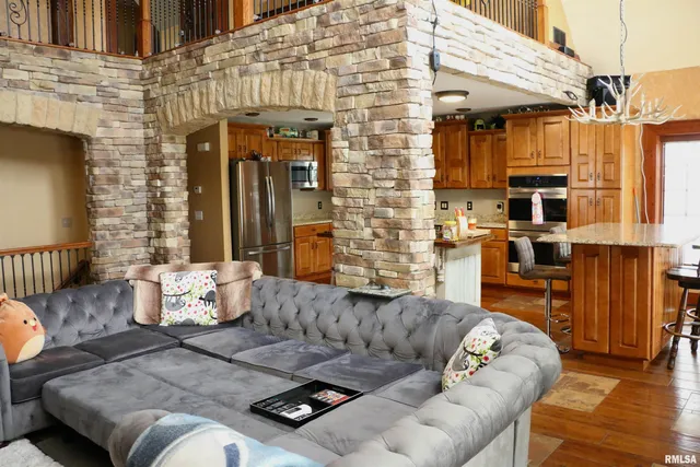 $825,000 | 2064 East 2200th Street, Camp Point, IL 62320