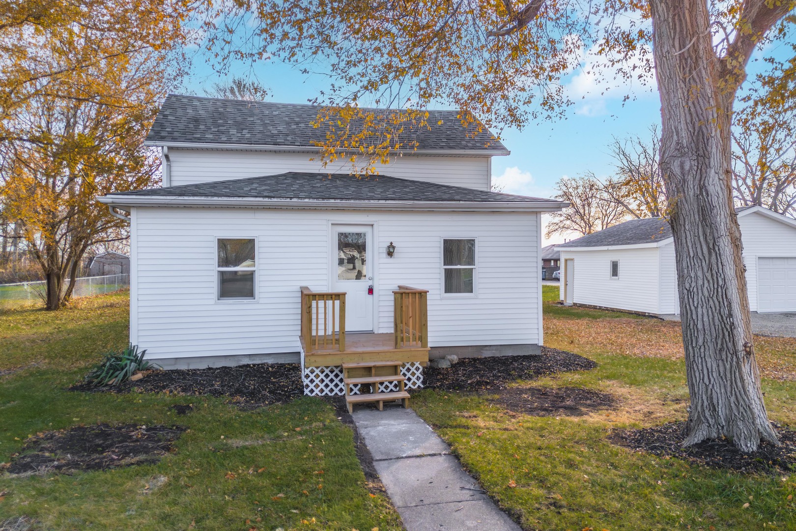 401 6th Street Cornell, IL 61319 - Photo 3 of 33 a view of a house with a yard