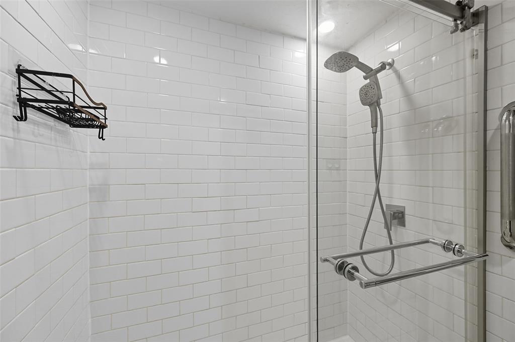 4521 North O'Connor Road, Unit 2169 Irving, TX 75062 - Photo 12 of 17 a bathroom with a shower