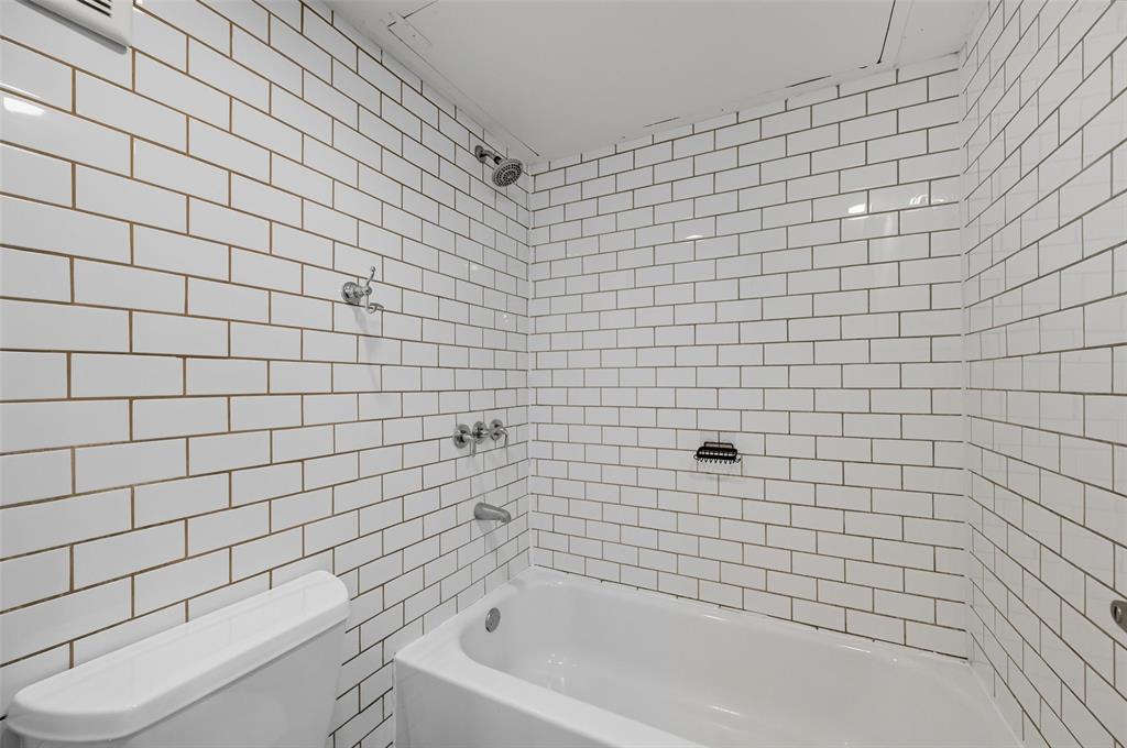 4521 North O'Connor Road, Unit 2169 Irving, TX 75062 - Photo 9 of 17 a bathroom with a bathtub and a toilet