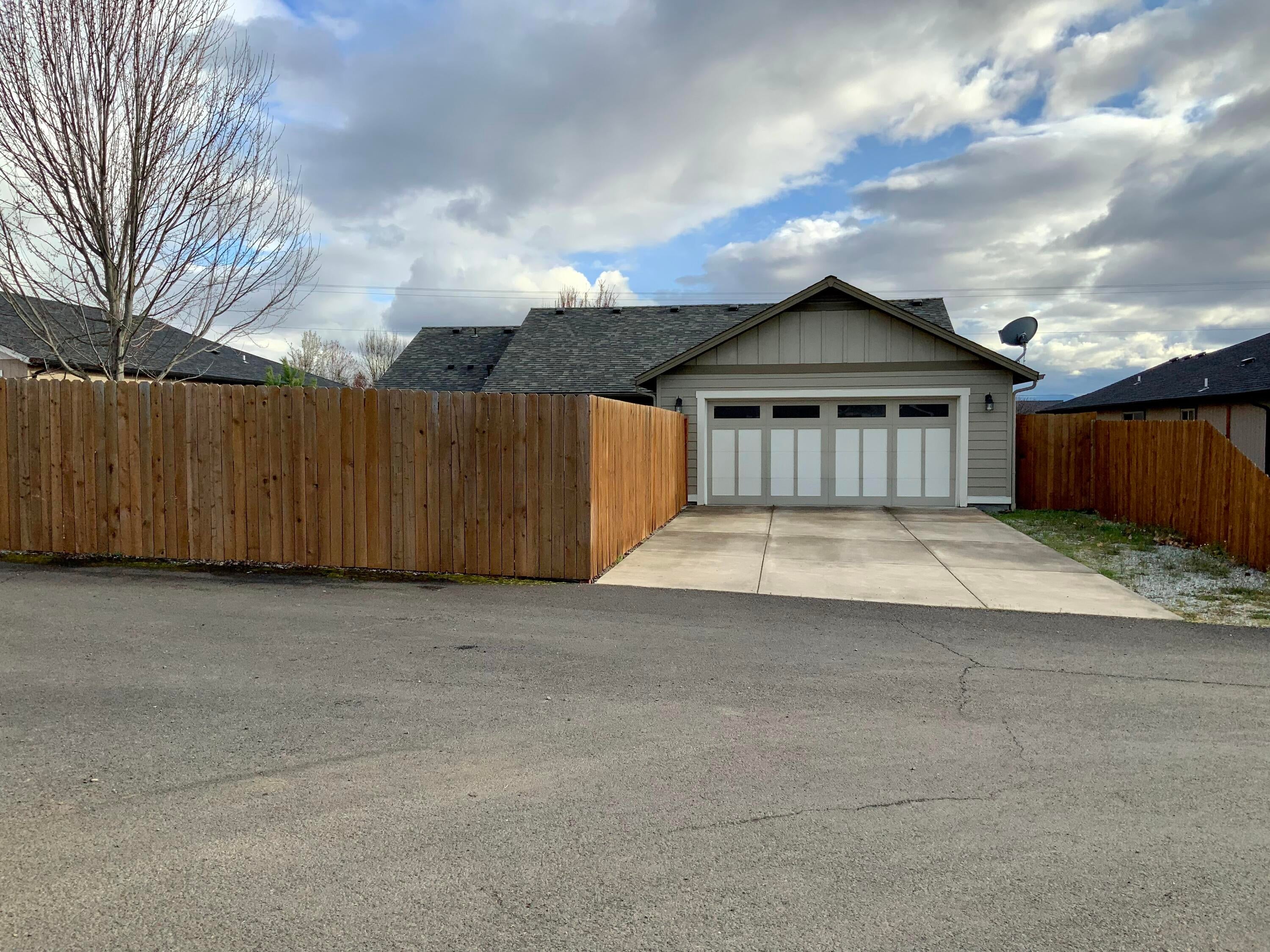 575 Barton Road Eagle Point, OR 97524 - Photo 24 of 26 Garage