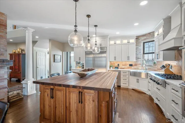 a large kitchen with kitchen island a large island in it
