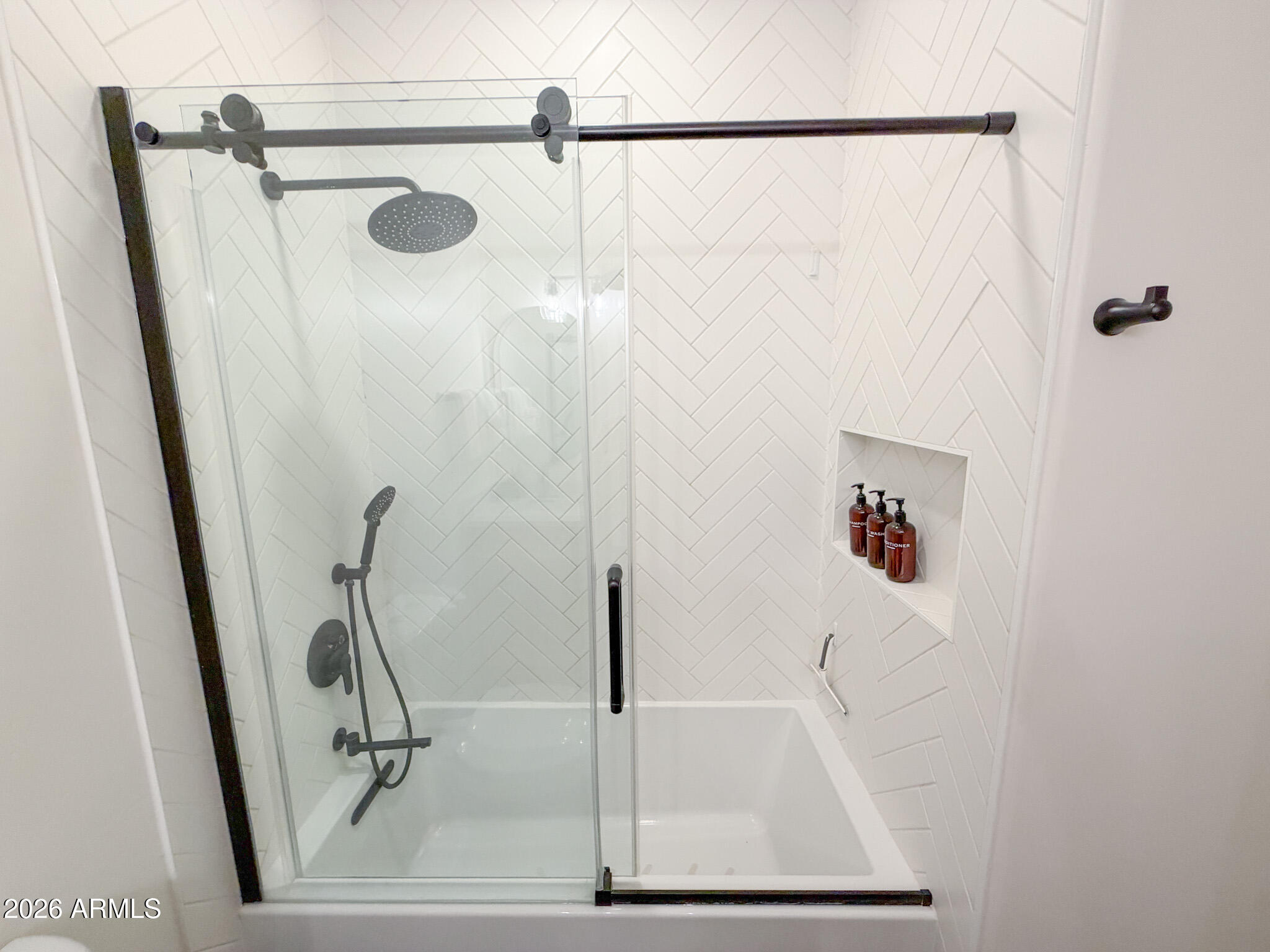 5600 North Laura Lane Rimrock, AZ 86335 - Photo 19 of 33 Hall Bathroom Tub/Shower