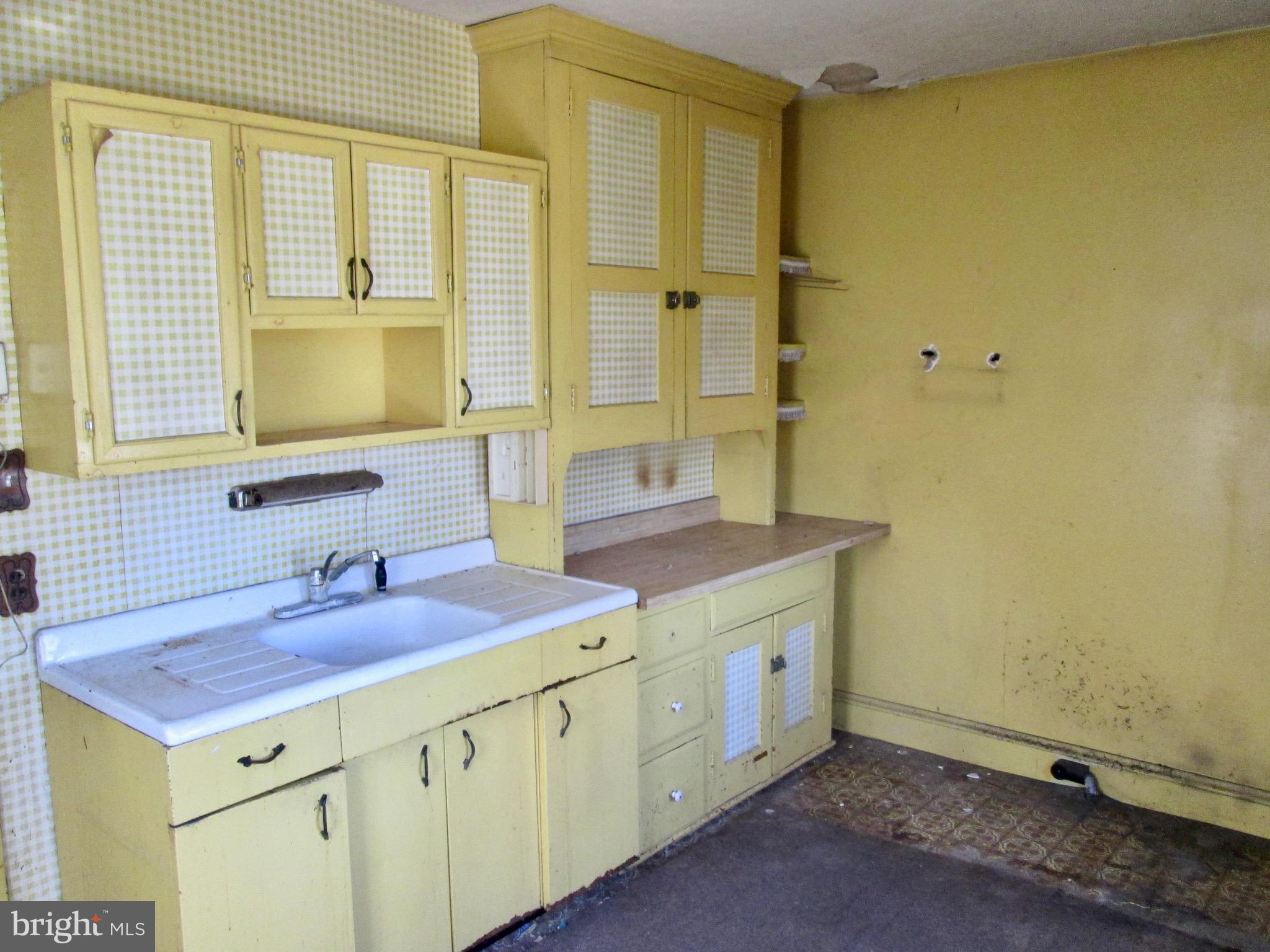 431 Raymond Street Reading, PA 19605 - Photo 11 of 50 a bathroom with a sink and a mirror