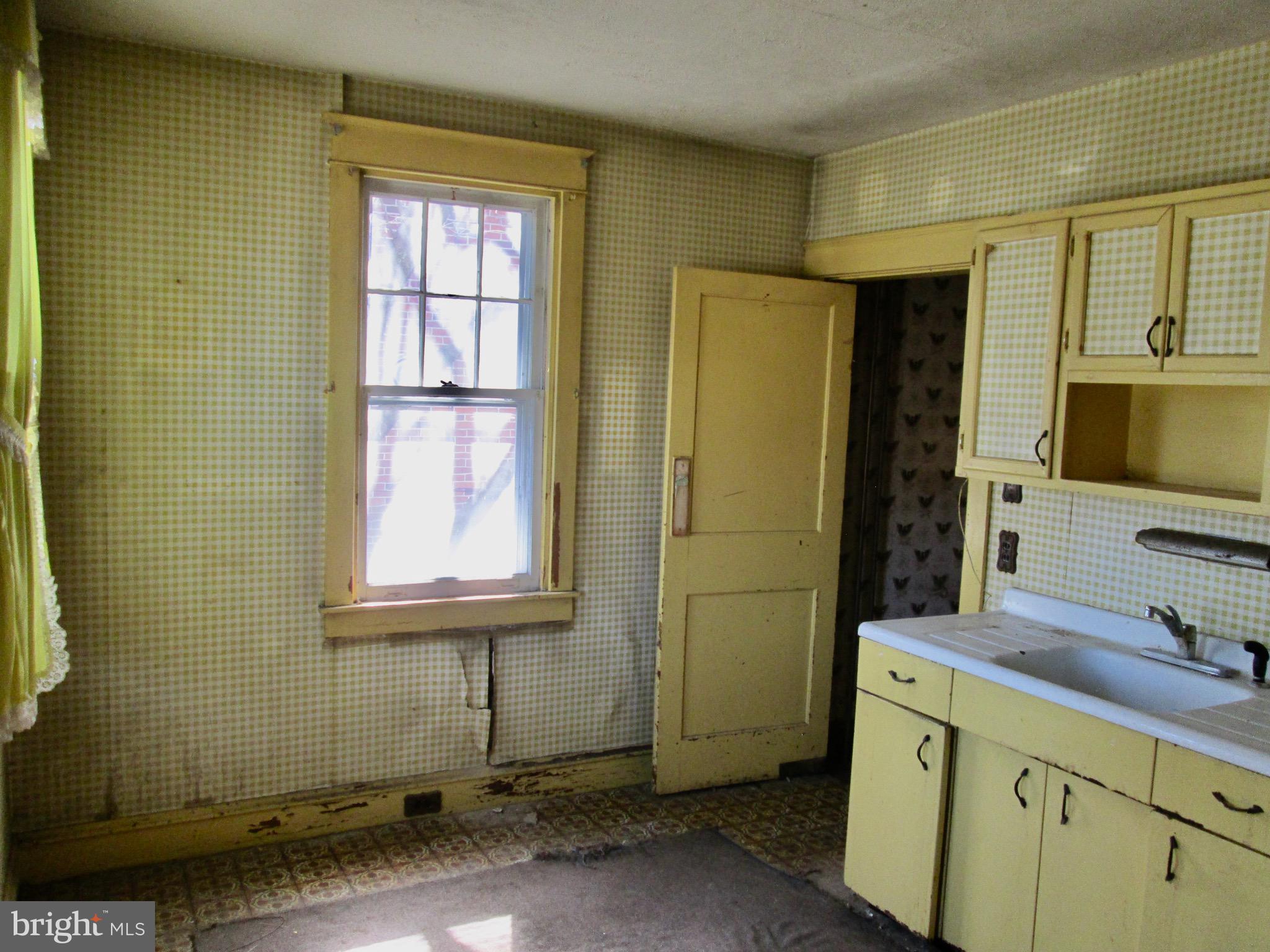 431 Raymond Street Reading, PA 19605 - Photo 13 of 50 a bathroom with a sink a mirror and a shower