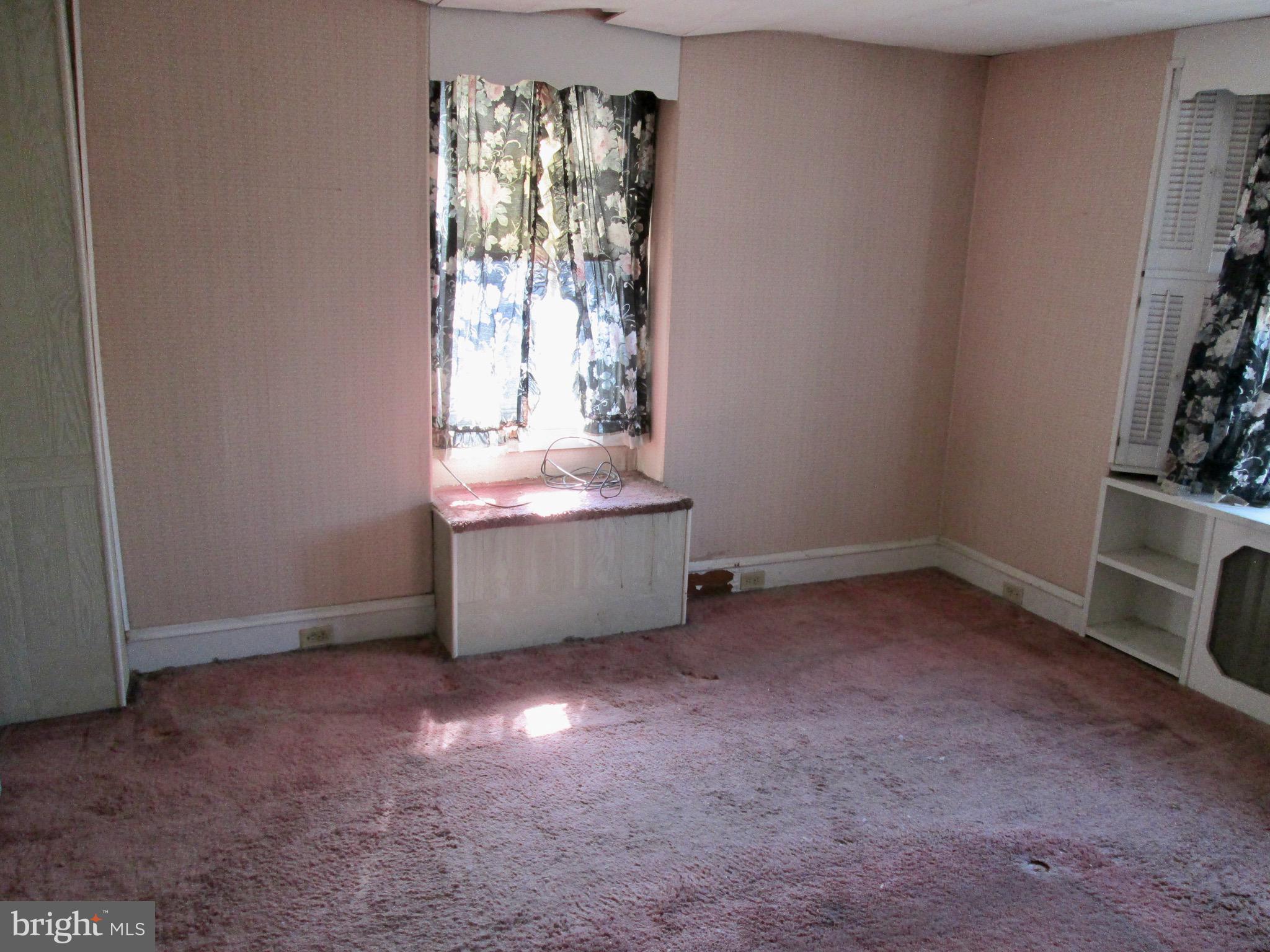 431 Raymond Street Reading, PA 19605 - Photo 15 of 50 an empty room with windows