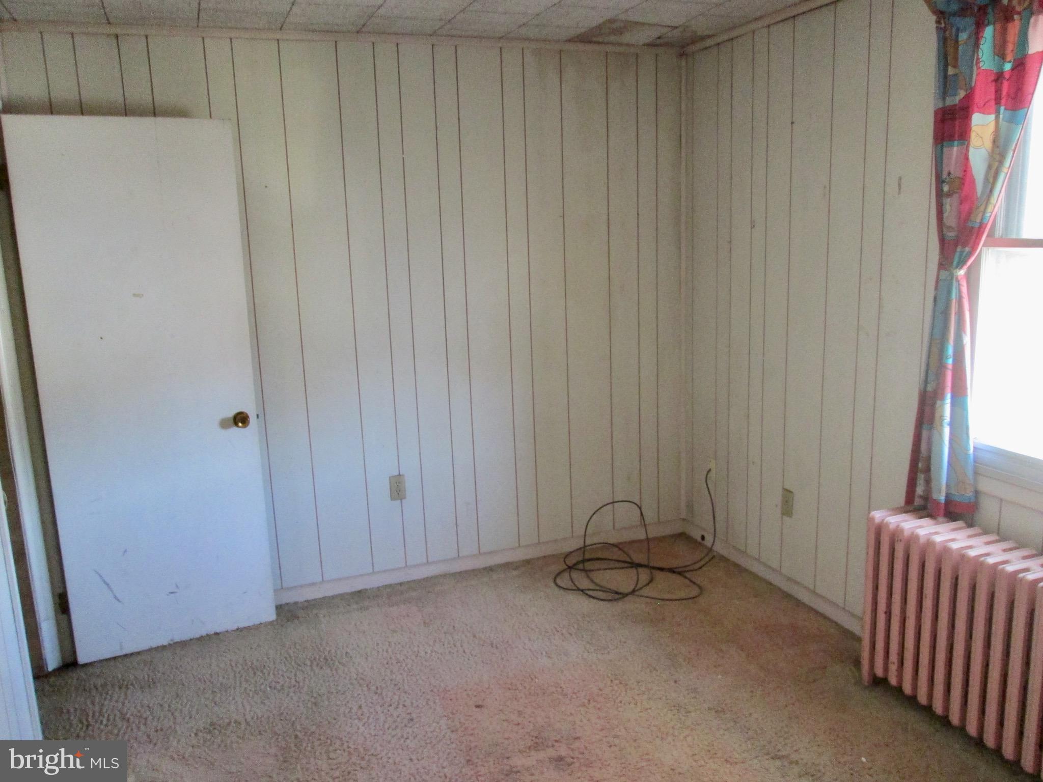 431 Raymond Street Reading, PA 19605 - Photo 20 of 50 an empty room with a window