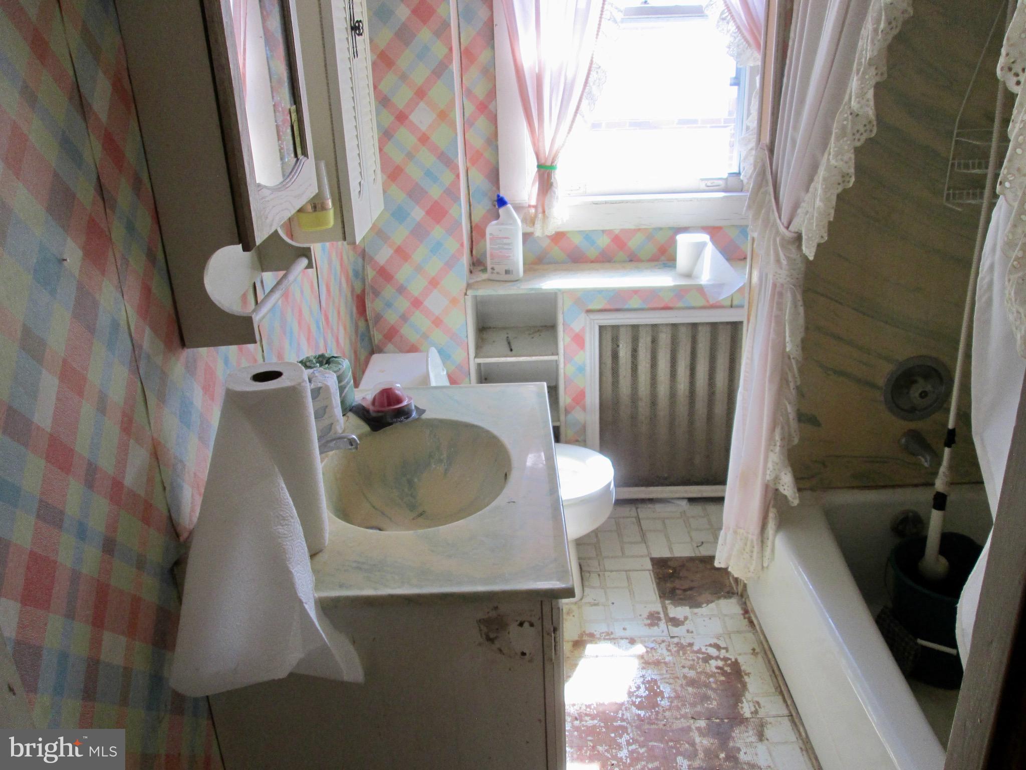 431 Raymond Street Reading, PA 19605 - Photo 25 of 50 a bathroom with a sink toilet and shower
